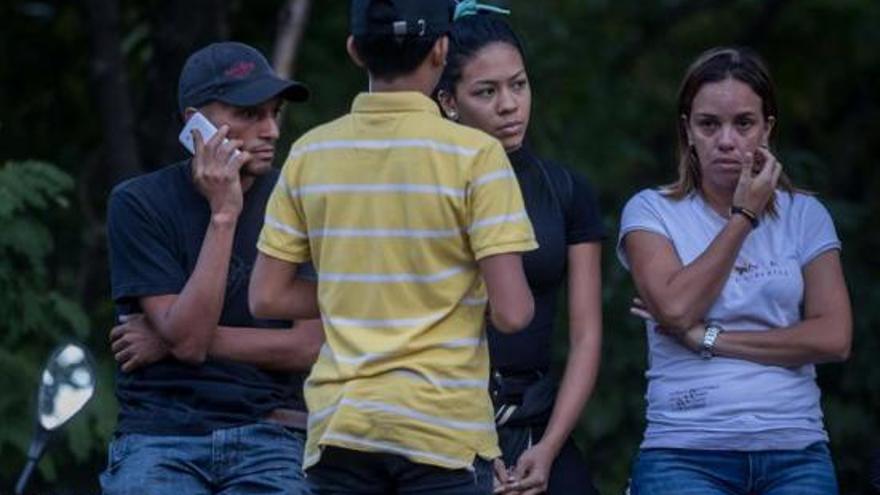 Los seres queridos llevaban cuatro días intentando acceder a la morgue de Caracas. (EFE)