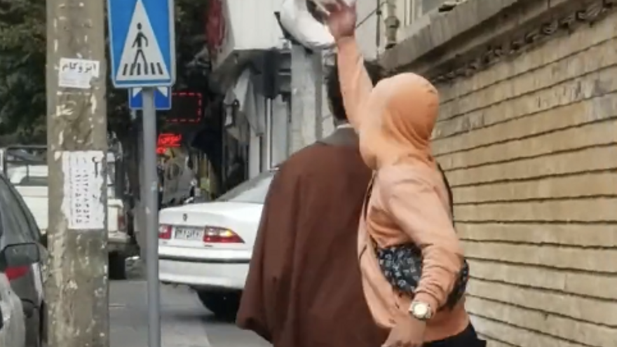 Un joven quita de un golpe el turbante a un clérigo en Irán. (Captura)