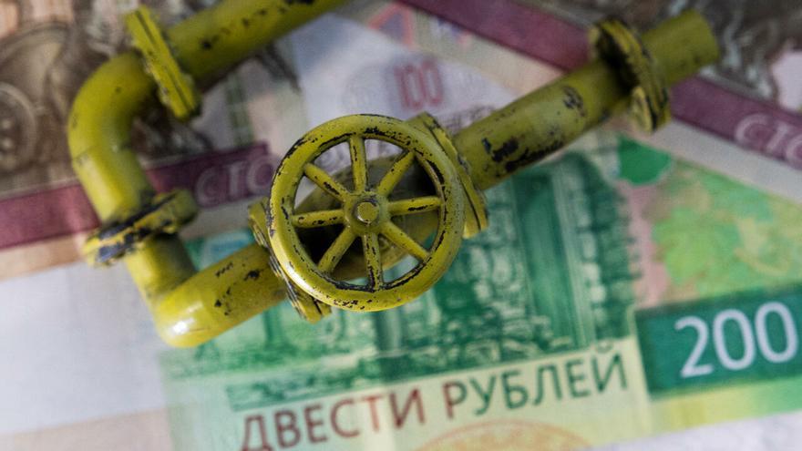 La moneda rusa se ha recuperado y la orden de Putin de que el gas se pegue en rublos parece haber contribuido a su fortalecimiento. 