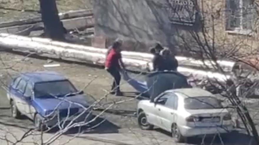 El video que el regimiento de Azov publicó en redes sociales muestra cadáveres en las calles y explosiones en Mariúpol. (Captura).