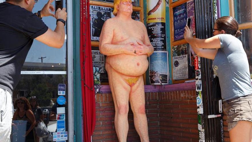 La estatua desnuda del candidato republicano Donald Trump llamó la atención de varios neoyorkinos. (EFE/Eugene García)