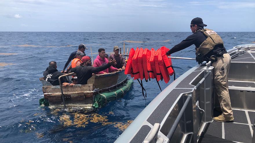 Este jueves fueron retornados a Cuba 40 balseros a bordo del buque 'Pablo Valent'. (Twitter/@USCGSoutheast)