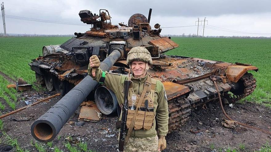Un soldado ucraniano posa junto a un tanque ruso destruido. (Gruz 200)