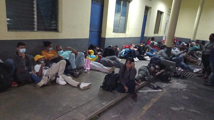 Los cubanos eran trasladados junto con otros migrantes en dos ómnibuses, cuando fueron interceptados. (Twitter/@MigracionGuate)