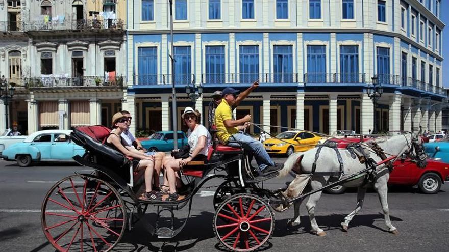 Un grupo de turistas pasean en un carruaje en La Habana. (EFE)