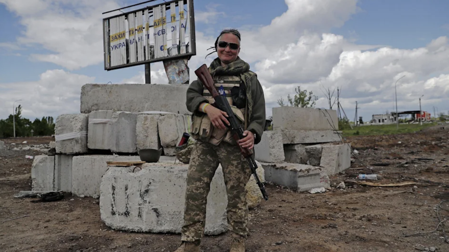 Una soldado ucraniana patrulla en la región de Járkov tras el repliegue de las tropas rusas, este domingo. (EFE/Esteban Biba)
