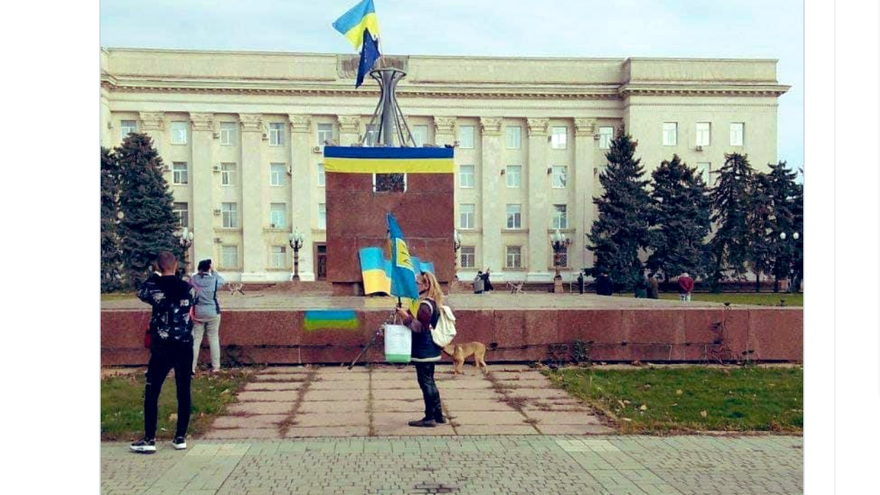 La bandera ucraniana ondeaba ya en Jersón cuando un ciudadano colocó la europea a su lado. (Twitter)