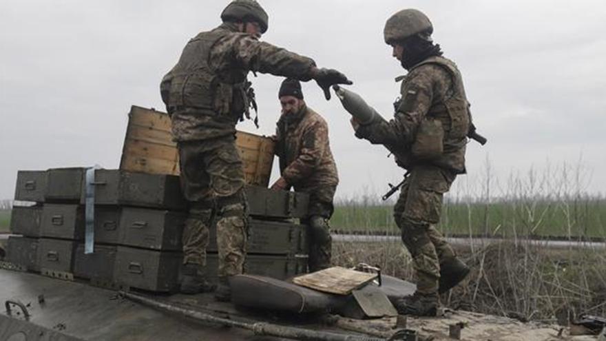 Los militares ucranianos toman su posición en una zona entre las áreas de Luhansk y Donetsk, Ucrania, el 18 de abril de 2022, en medio de una creciente actividad de las tropas rusas. (EFE/EPA/STR).