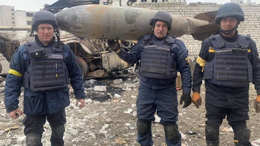 En la imagen se observa a un grupo de expertos ucranianos en desminado que neutralizan bombas rusas que no explotaron en Kharkiv. (Ukraine News)