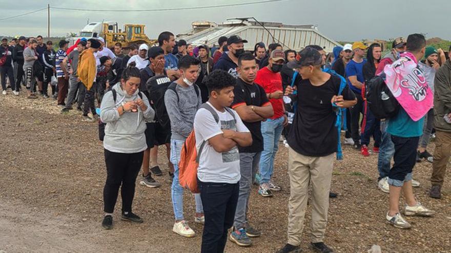 Un grupo de cubanos y venezolanos que llegaron a Eagle Pass el pasado 25 de agosto. (Twitter/@VenturaReport)