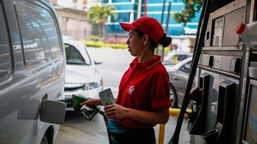 Los venezolanos enfrentan nuevamente una escasez relacionada, según la economista y analista petrolera Pilar Navarro, con una parada temporal en la mayor refinería del país. (Telesur)