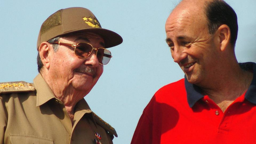 El presidente Raúl Castro con Carlos Lage, entonces vicepresidente del Gobierno, cuando todo era aún complicidad. (EFE)