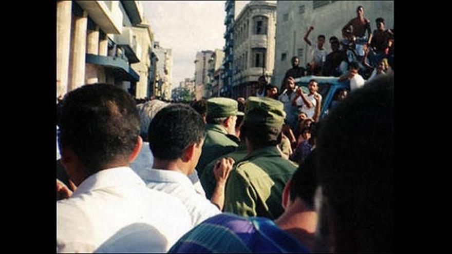 Castro tuvo la habilidad de enfrentar a civiles contra civiles para evitar la imagen de los militares uniformados golpeando a la población. (Karel Poort)