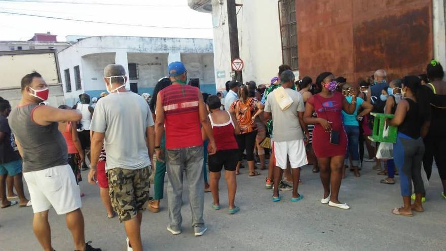 Cola para comprar pollo en Luyanó, La Habana. (14ymedio)