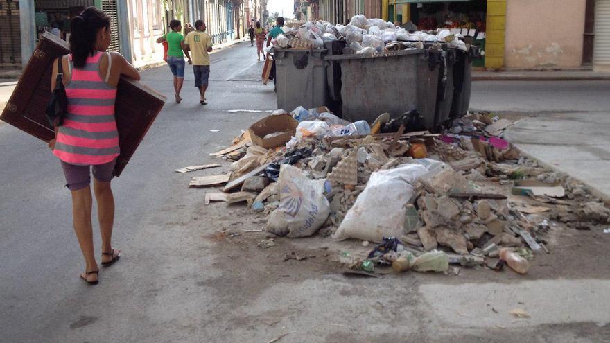 Contenedores a rebosar de basura en la calle Jovellar en Centro Habana, a pocos metros del emblemÃ¡tico Vedado. (14ymedio)