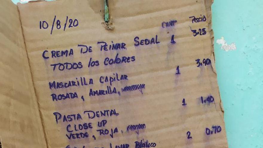"Todo por la misma cola", a las puertas de la tienda conocida como "La Mía", en Zanja y Belascoaín, en La Habana. (14ymedio)