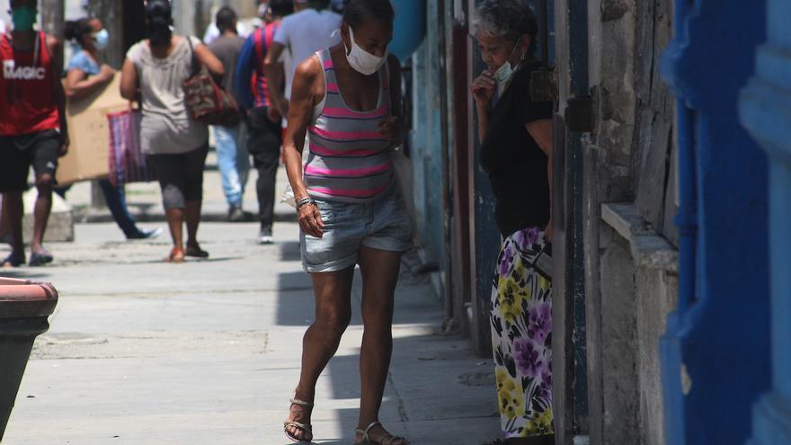 En Centro Habana es normal ver a los adultos mayores asomados en las puertas tratando de tomar aire o en busca de una cara conocida para dar el saludo. (14ymedio)