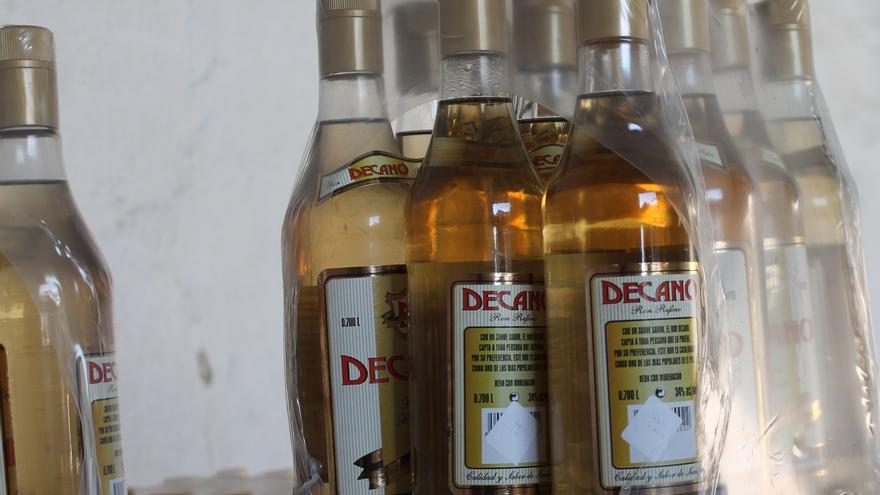 El ron Decano, fabricado en Cuba y vendido por las unidades gastronómicas en los mercados estatales, es uno de los productos más vendidos a través de las redes sociales. (Laura Rodríguez)