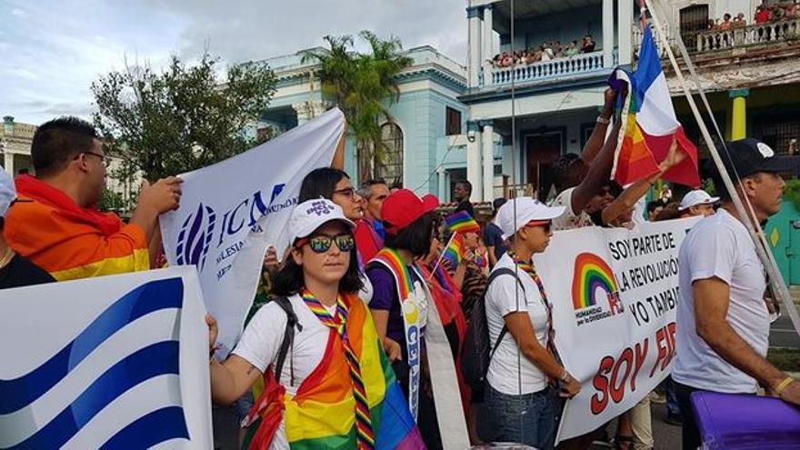Miembros de la Iglesia de la Comunidad Metropolitana desfilan en la Conga contra la homofobia y la transfobia. (Facebook/Archivo) 