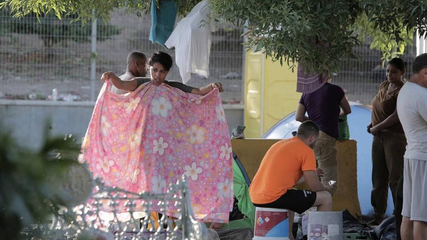 Migrantes cubanos que duermen en un pequeño campamento al lado del Puente Internacional en Matamoros, México, se preparan para enfrentar otro día de espera para solicitar asilo político en los Estados Unidos. (el Nuevo Herald)