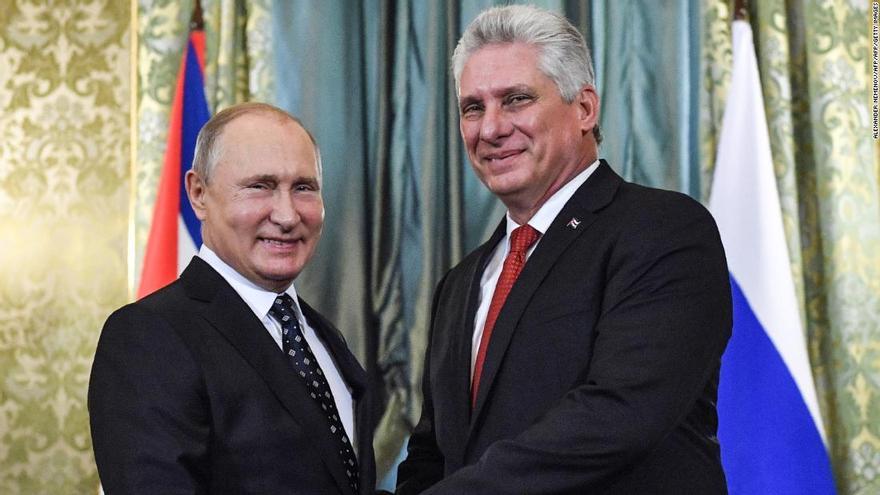 El gobernante cubano, Miguel Díaz-Canel, junto a su par ruso Vladimir Putin. (Kremlin)