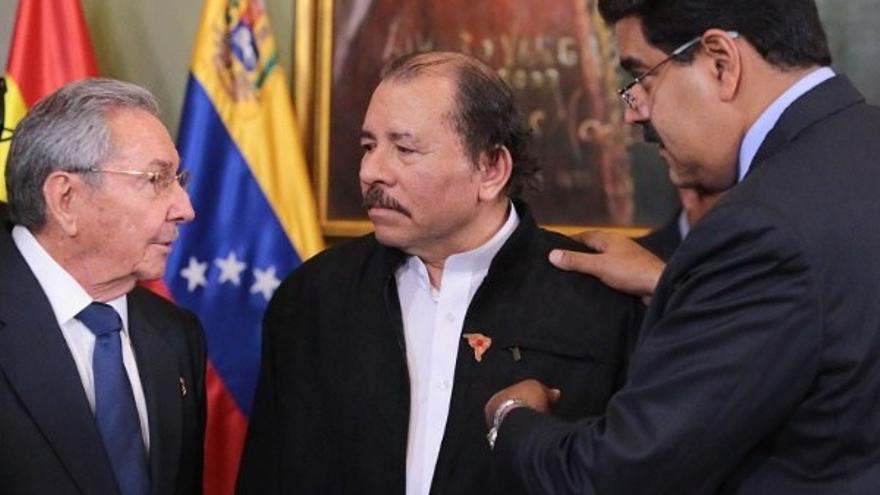 El exgobernante cubano, RaÃºl Castro, junto al presidente de Nicaragua, Daniel Ortega y su par venezolano, NicolÃ¡s Maduro. (Twitter) 
