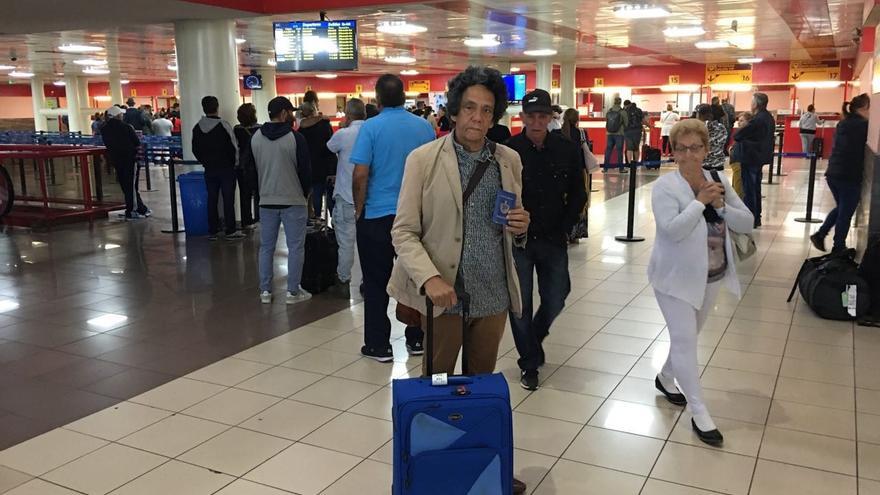Reinaldo Escobar este lunes después de serle comunicado que no podría abordar su avión a Colombia. (14ymedio)