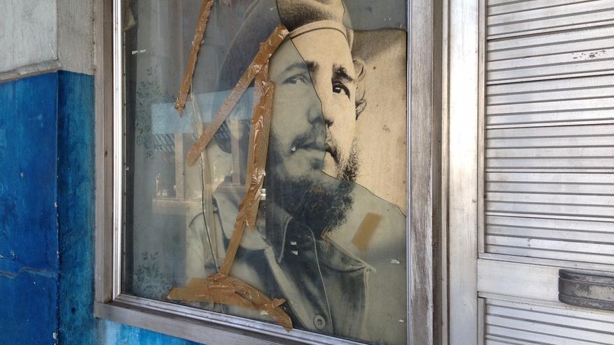 Retrato de Fidel Castro con cristal roto. (Luz Escobar)
