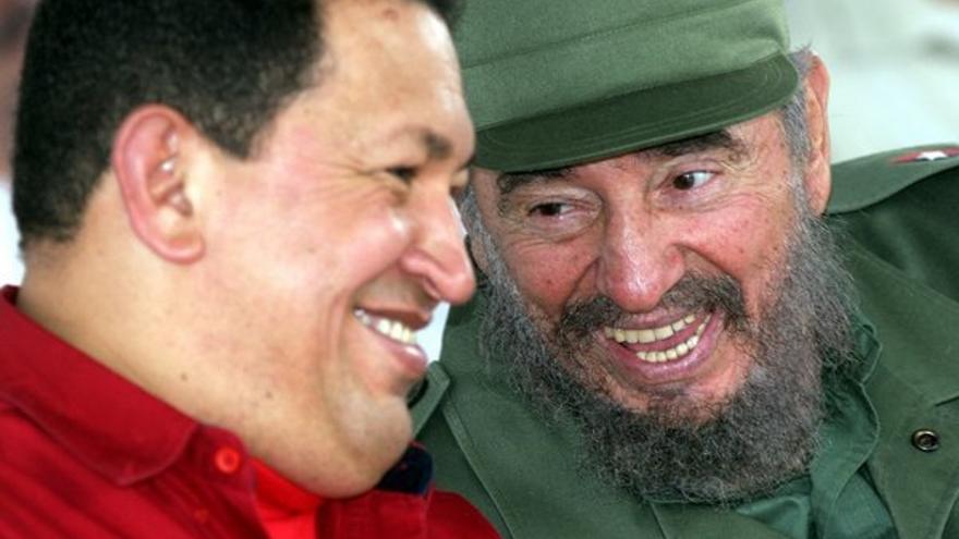 Los fallecidos exgobernantes de Venezuela, Hugo ChÃ¡vez, y de Cuba, Fidel Castro, en una imagen de archivo. (Twitter) 