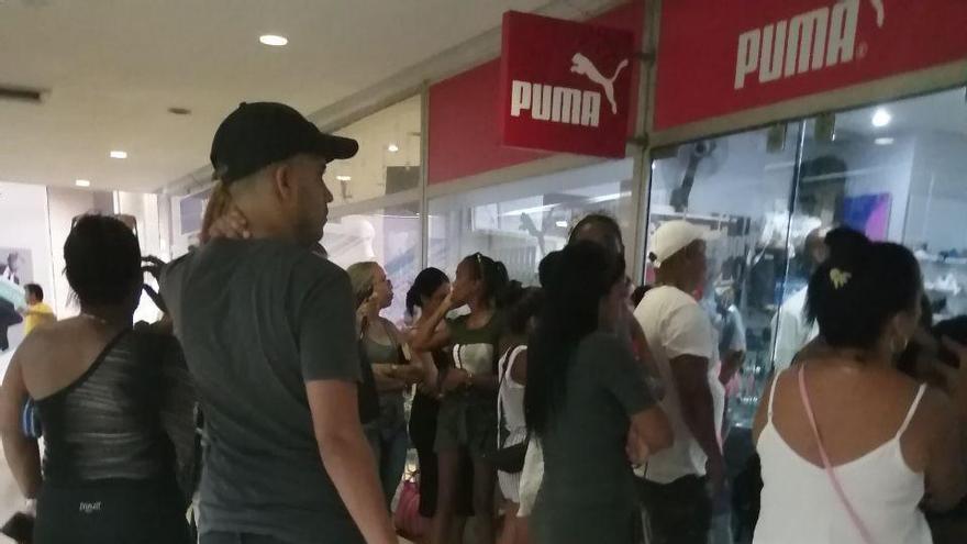 Una larga cola puede verse por estos días a las afueras de la tienda de la marca Puma en los bajos del hotel Habana Libre. (14ymedio)