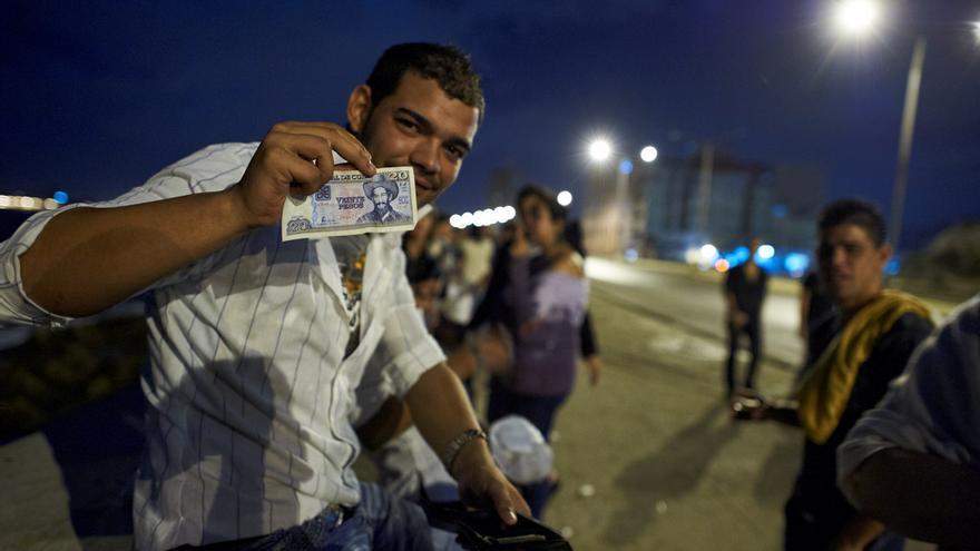 Las autoridades han advertido que tras la unificación monetaria solo se mantendrá el peso cubano o moneda nacional. (Josef Willems)