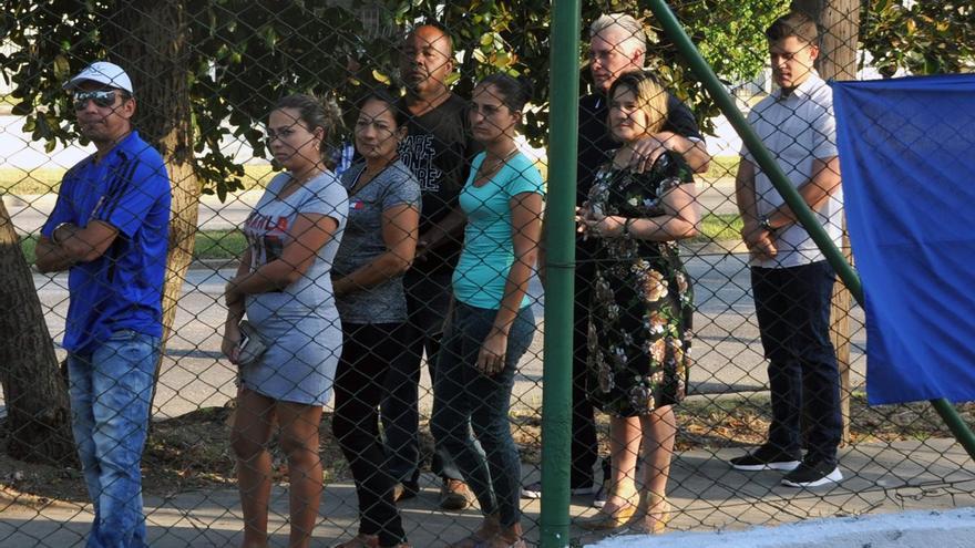Al gobernante Miguel Díaz-Canel, los medios oficiales lo mostraron, de manga corta, haciendo una pequeña fila junto a su esposa para votar. (Twitter)