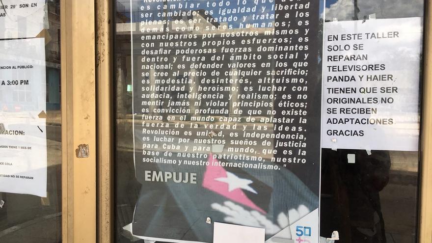Un cartel aclara a las afueras de una taller de reparaciÃ³n de electrodomÃ©sticos que no aceptan televisores o refrigeradores con "adaptaciones". (14ymedio)