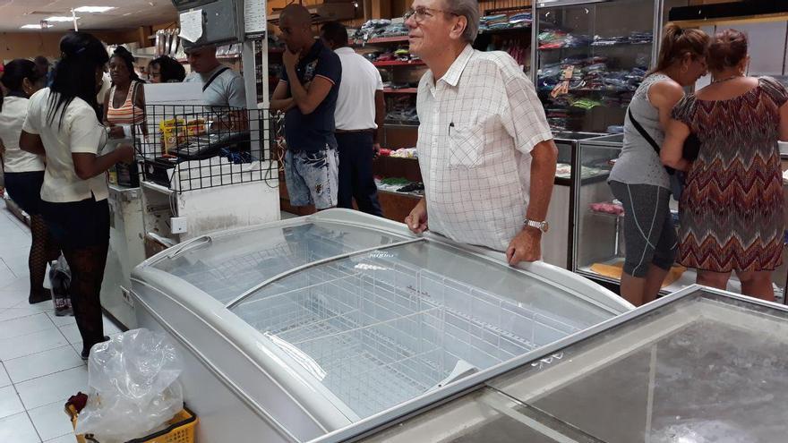 Las neveras de las tiendas de barrios permanecen vacÃ­as y en el Ãºnico "cÃ¡rnico" disponible para comprar son sardinas en latas. (14ymedio)