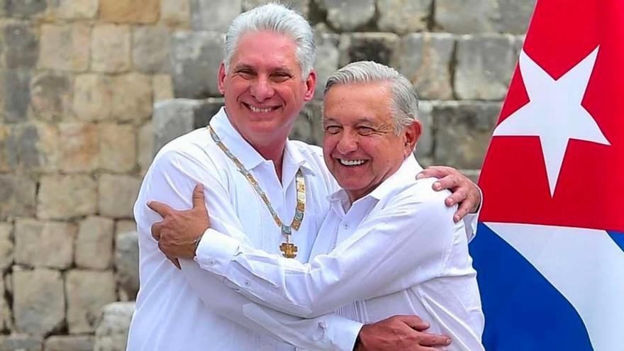 Andrés Manuel López Obrador, presidente de México, abraza a su homólogo cubano, Miguel Díaz-Canel, tras la imposición de la Condecoración Orden Mexicana del Águila Azteca. (@lopezobrador_)