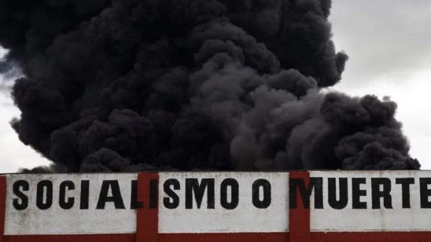 Humo del gigantesco incendio en la Base de Supertanqueros de Matanzas, donde perdieron la vida dos personas y desaparecieron otras 14. (Instagram/Yander Zamora)