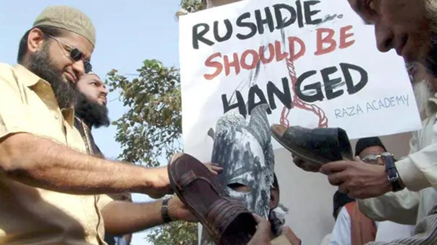 Durante una visita a Bombay en 2004, Rushdie fue amenazado de muerte por varios manifestantes. (VISHAL OLWE/EFE).jpg