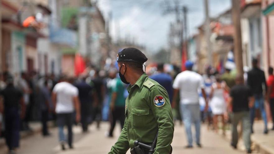 Agente de la Brigada Especial del Ministerio de Interior el 11 de julio, durante las protestas reprimidas en Cuba. (EFE)