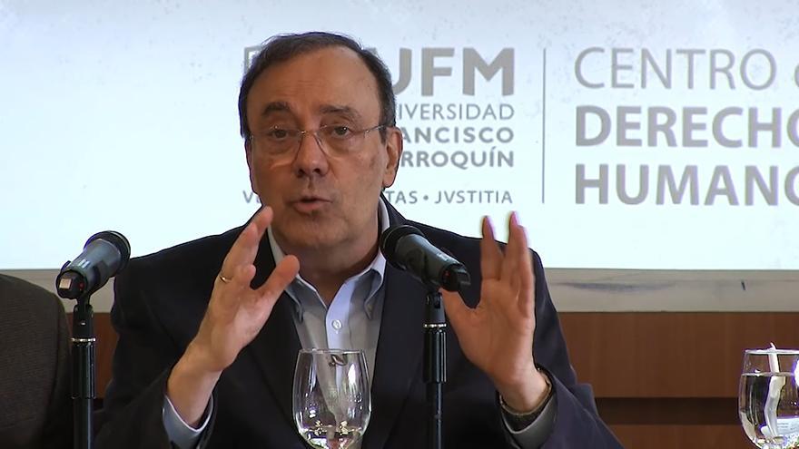 El escritor y periodista Carlos Alberto Montaner durante una conferencia en 2018. (Sergio Santillán Díaz/YouTube/Captura2)
