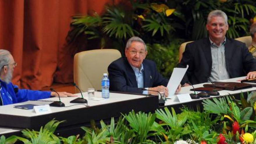 Fidel Castro, Raúl Castro y Miguel Díaz-Canel en el Séptimo Congreso del Partido Comunista de Cuba. (Cubadebate)
