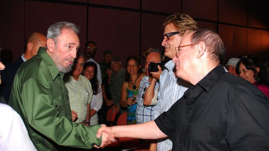 Fidel Castro saluda a Silvio Rodríguez en presencia de Amaury Pérez. (Estudios Revolución)