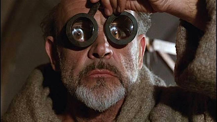 El actor británico Sean Connery interpreta al hermano Guillermo de Baskerville, usando los "vidrios para los ojos" en el filme 'El nombre de la rosa', de 1986. (Captura)