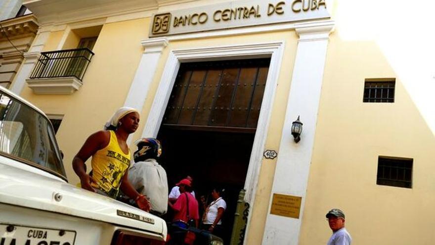 Fachada de una agencia del Banco Central de Cuba. (Flickr/Maxence)