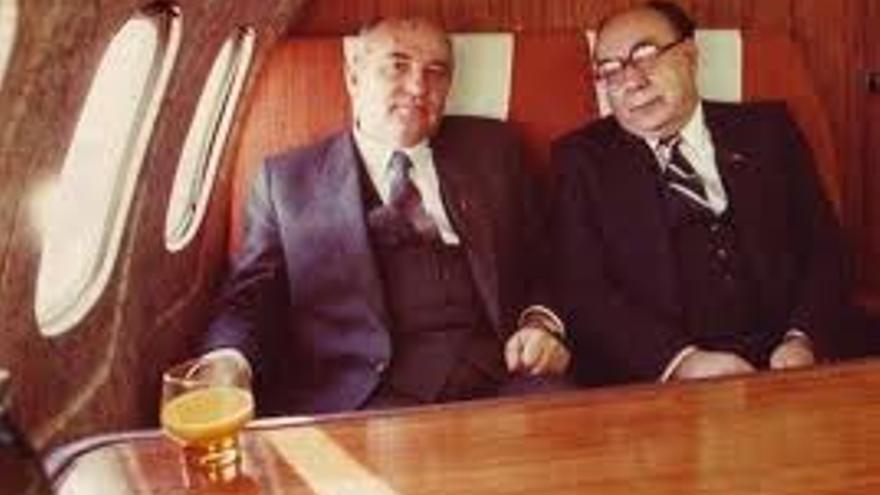Mijaíl Gorbachov y Aleksander Yakovlev. Querían convencer a sus adversarios, no vencerlos. (Archivo)