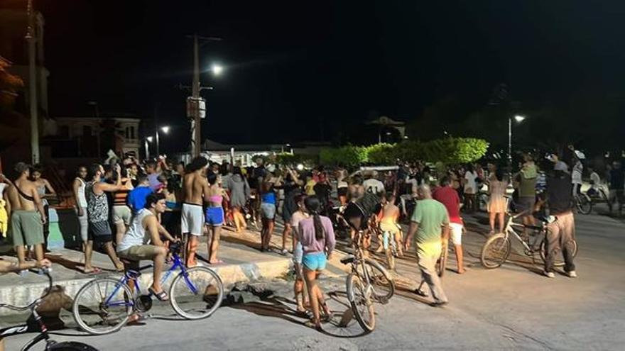 Imagen de la protesta en Caibarién, Villa Clara, este lunes. (Captura)