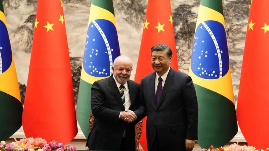 El presidente brasileño, Luiz Inacio 'Lula' da Silva con su homólogo chino, Xi Jinping, en Pekín, el pasado 14 de abril. (EFE/EPA/Ken Ishii/Pool)