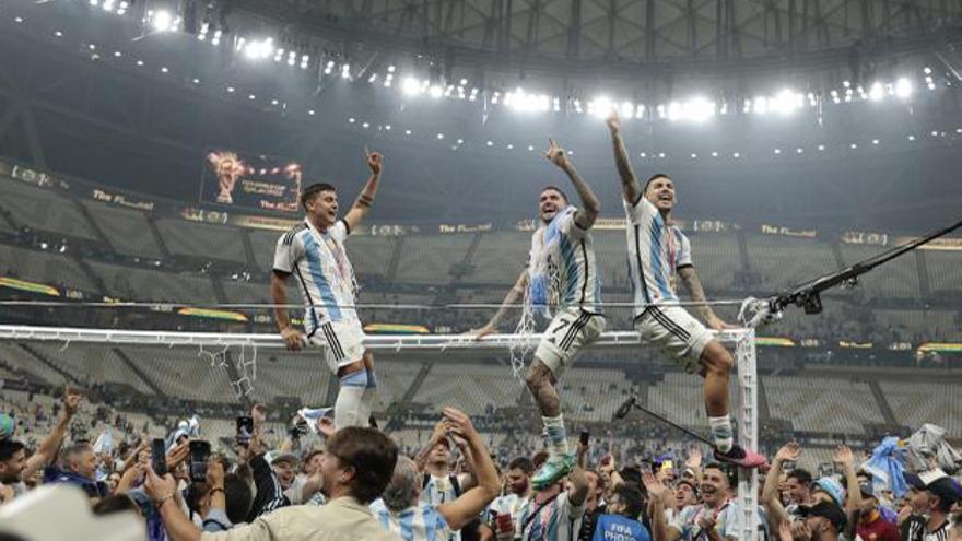 Jugadores de Argentina celebran tras proclamarse campeones del mundo en la final ante Francia. (EFE)