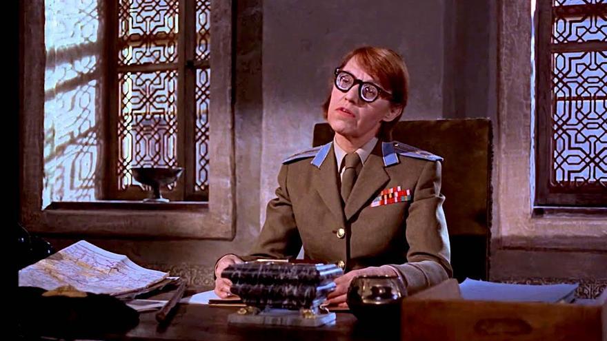 La actriz austriaca Lotte Lenya, interpretando a la coronel soviética Rosa Klebb, en el filme 'From Russia with Love' (1963), una de las villanas más recordadas de la saga Bond. (Captura)