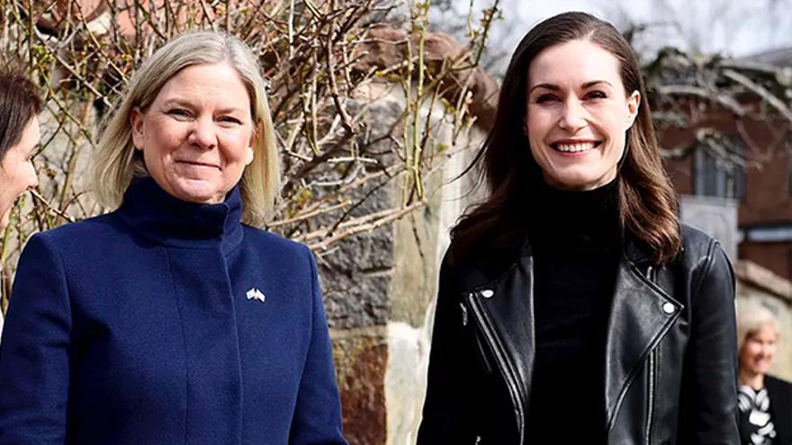 La primera ministra finlandesa, Sanna Marin (derecha), con su homóloga sueca, la también socialdemócrata Magdalena Andersson, en Estocolmo. (PAUL WENNERHOLM/ EFE)