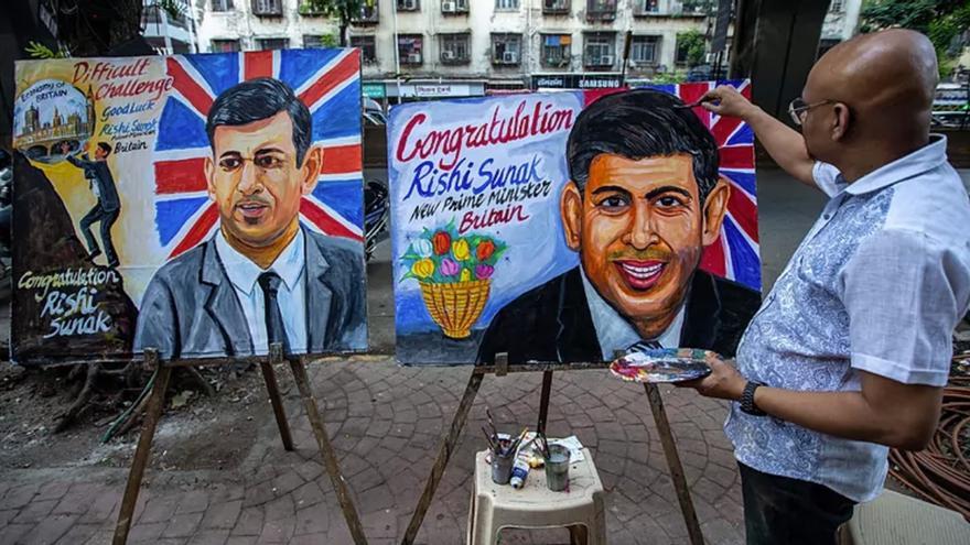Un artisto pinta un cuadro en Mumbai para felicitar a Rishi Sunak por convertirse en primer ministro británico. (DIVYAKANT SOLANKI/EFE)